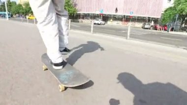 Adam ayak kaykay üzerinde 