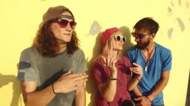 Eğleniyor kaykaycılar dans