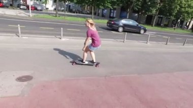 kadın bir longboard üzerinde sürme