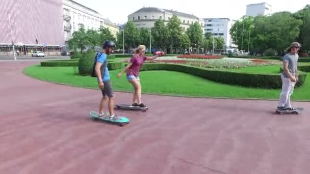 Скейтбордисты веселятся в городе — стоковое видео