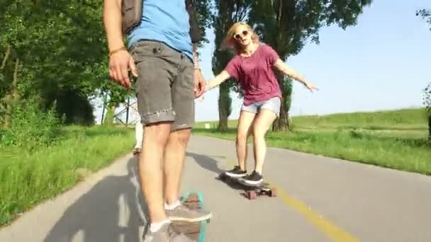 Mann beim Longboarden mit Freunden — Stockvideo