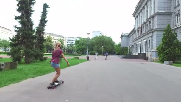 Frau beim Longboarden mit Freunden — Stockvideo
