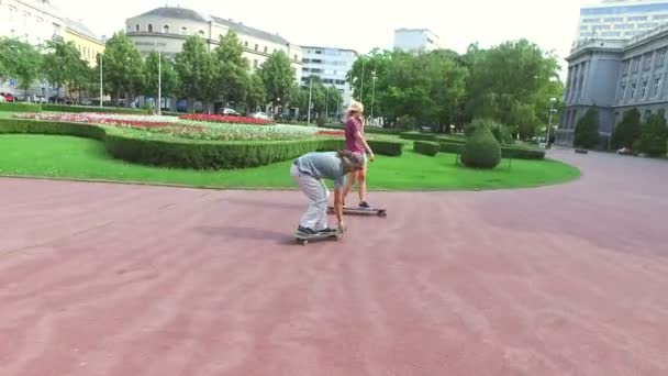 Skateboarders doing tricks — Stock Video