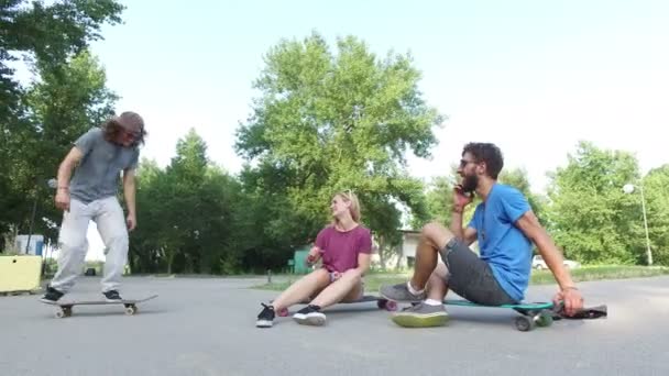 Skateboarders enfriando y haciendo trucos — Vídeo de stock