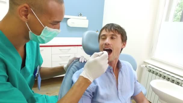 Пациент дает большие пальцы вверх после стоматологического осмотра — стоковое видео