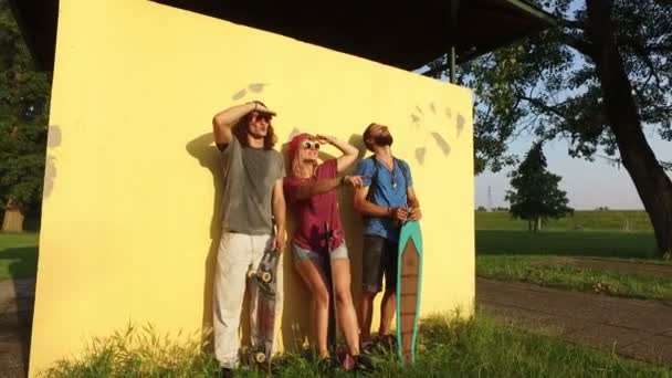 Skateboarders mirando hacia adelante — Vídeo de stock