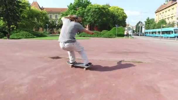 Ben på skateboard i gatan — Stockvideo