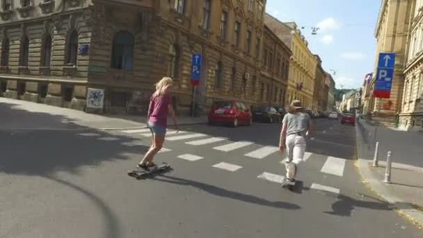 Skateboard i ett tättbebyggt område — Stockvideo