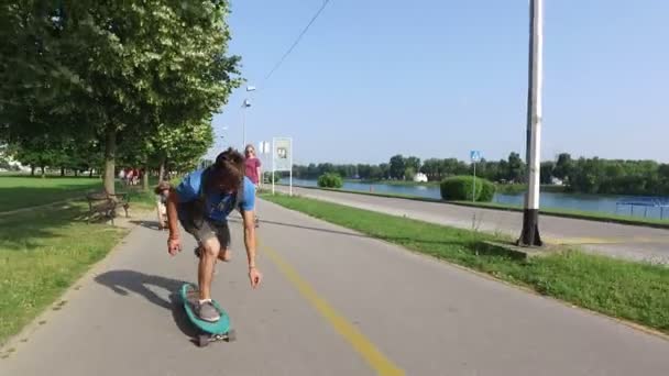 I giovani si divertono a fare skateboard sulla pista ciclabile — Video Stock