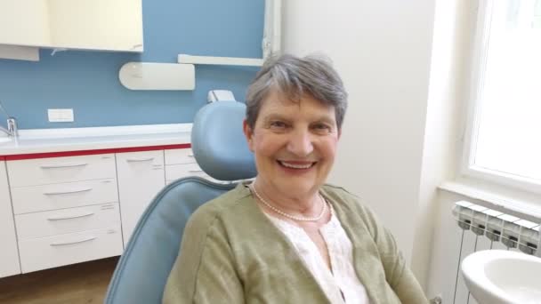 Elderly female patient at dentist — Stock Video