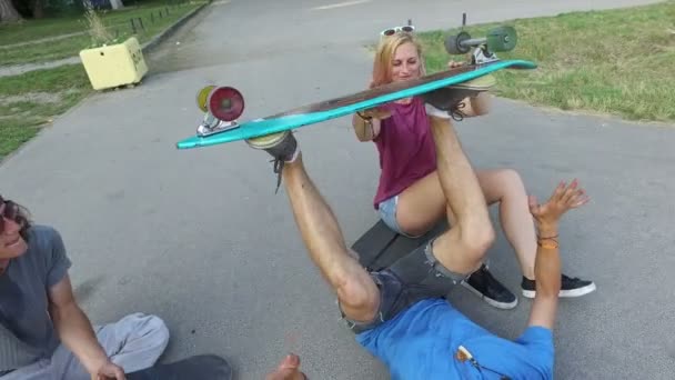 Человек играет со скейтбордом — стоковое видео