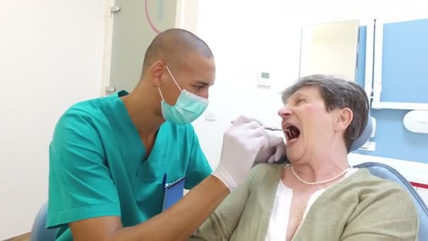 Cirujano dental examinando paciente — Vídeo de stock