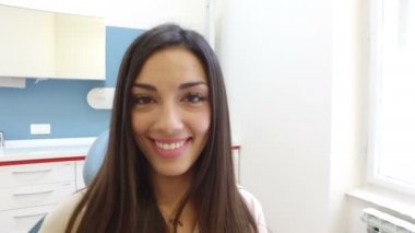 Diş sandalyede oturan kadın