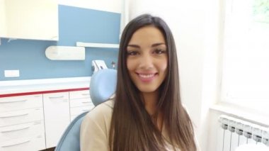 Diş sandalyede oturan kadın