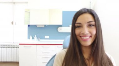 Diş sandalyede oturan kadın