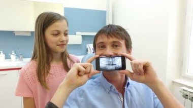 Baba ve X-ışını fotoğrafı ile oynayan kız 