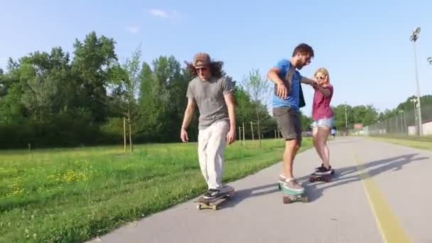 Vrienden plezier skateboarden — Stockvideo