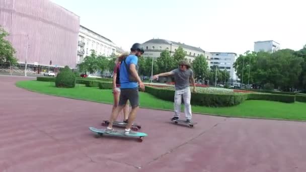 Скейтбордисты делают трюки — стоковое видео