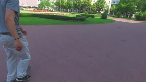 Man hoppar med skateboard — Stockvideo