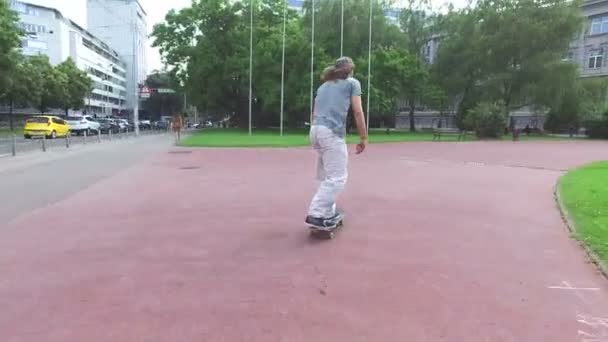 Facet skateboarding w mieście — Wideo stockowe