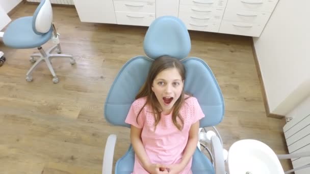 Chica sentada en la silla dental — Vídeo de stock