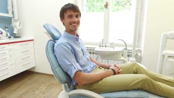 Homem sentado na cadeira dentária — Vídeo de Stock