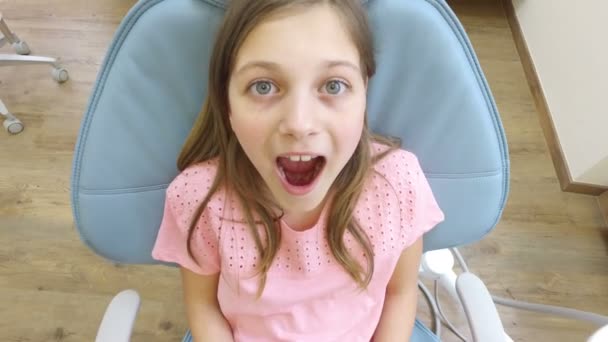 दंत चिकित्सक पर लड़की का मुंह — स्टॉक वीडियो