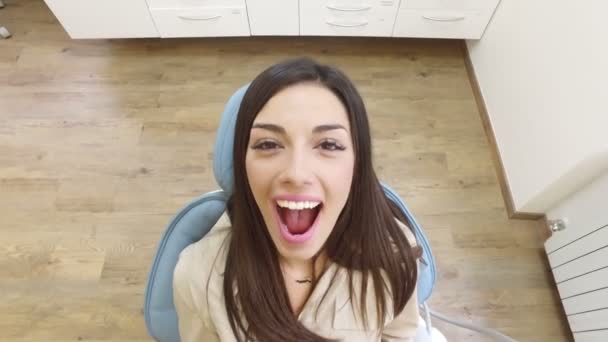 Frau mit offenem Mund beim Zahnarzt — Stockvideo