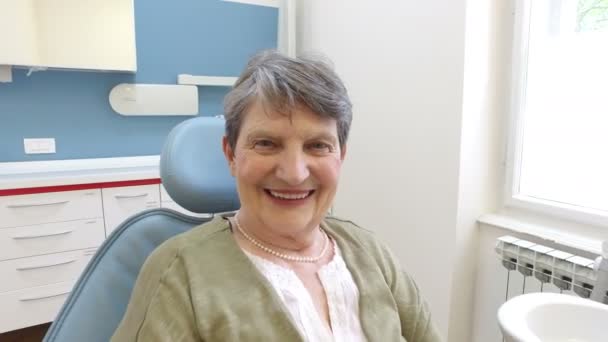 Пациент, сидящий в стоматологическом кресле — стоковое видео