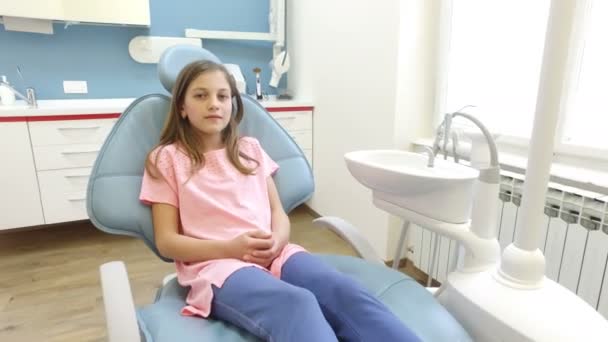 Girl sitting in the dental chair — Stock Video