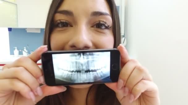 Vrouw met smartphone met X-ray — Stockvideo