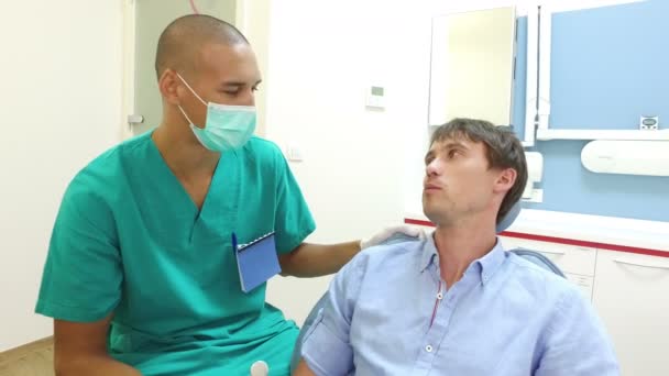 Asistente dental examinando paciente — Vídeos de Stock