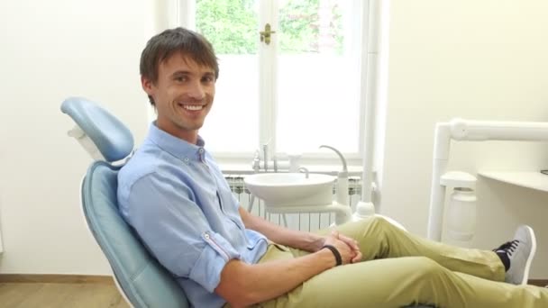 Homem sentado na cadeira dentária — Vídeo de Stock