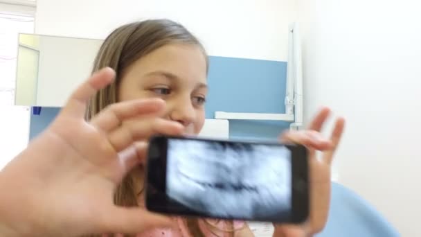 Padre e hija jugando con la foto de rayos X — Vídeos de Stock