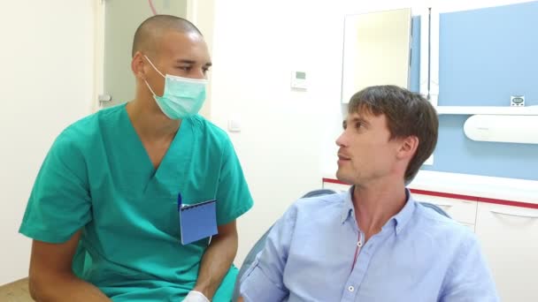 Zahnarzthelferin untersucht Zähne des Patienten — Stockvideo