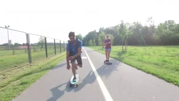 Mensen plezier skateboarden — Stockvideo