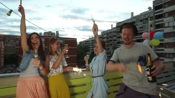 Друзья танцуют со свечами фейерверка — стоковое видео