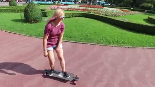 A város nő longboarding — Stock videók