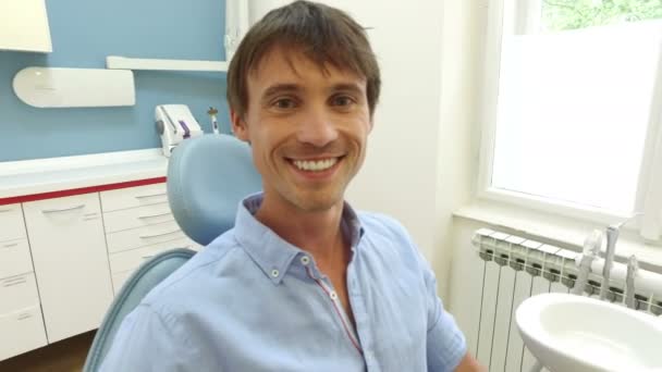 Пациент со здоровыми белыми зубами у стоматолога — стоковое видео