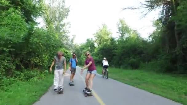 Amigos alegres skateboarding — Vídeos de Stock