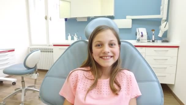 Маленька дівчинка у стоматолога — стокове відео