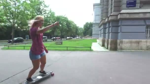 Vrouwelijke longboarder in de stad — Stockvideo