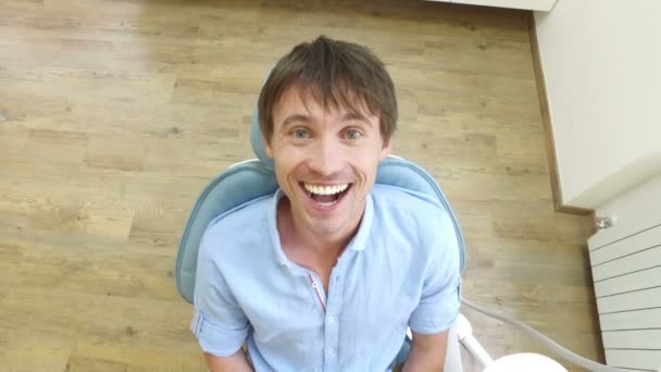 Człowiek z otwartymi ustami u dentysty — Wideo stockowe