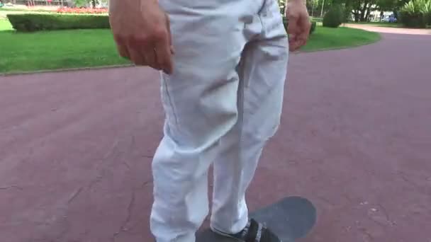 Jambes sur skateboard dans la rue — Video