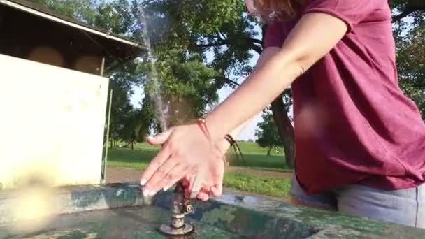 Mujer rociando al hombre con agua — Vídeo de stock