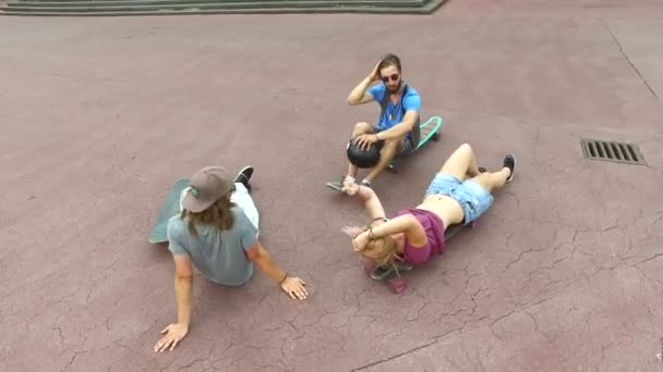 Skateboarders χαλαρωτικό μετά την βόλτα — Αρχείο Βίντεο