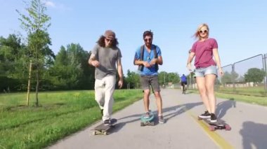 arkadaşlar eğlenmeye kaykay