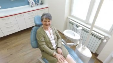 Diş sandalyede oturan kadın