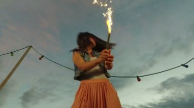 kadın havai fişek mum ile atlama