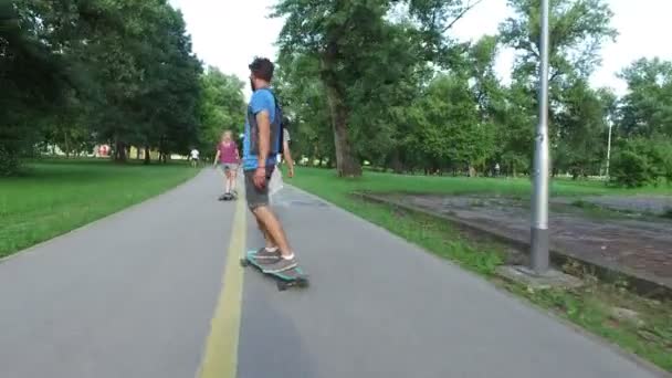 Φίλοι longboarding ηλιόλουστη ημέρα — Αρχείο Βίντεο